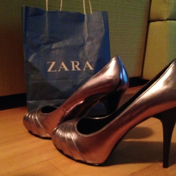 Metallic Peep toe Pumps - Picture 2 of 3