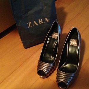 Metallic Peep toe Pumps