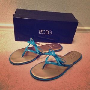 BCBG flip flops NWB