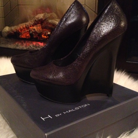 Brand new in box H BY HALSTON size 7