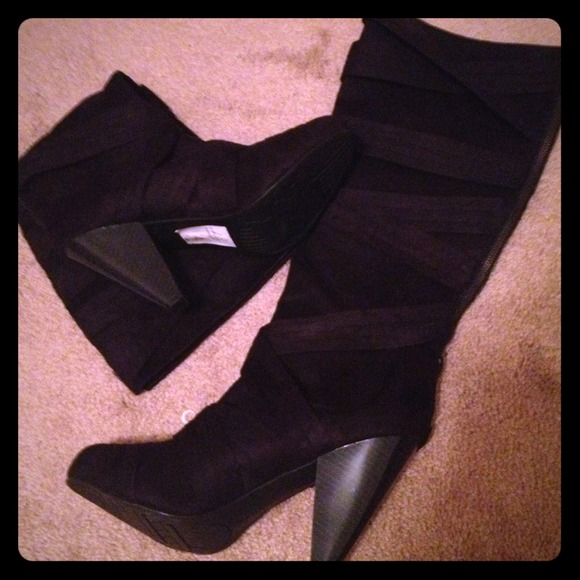 Size 11. Never worn. Black sued boot zipper back