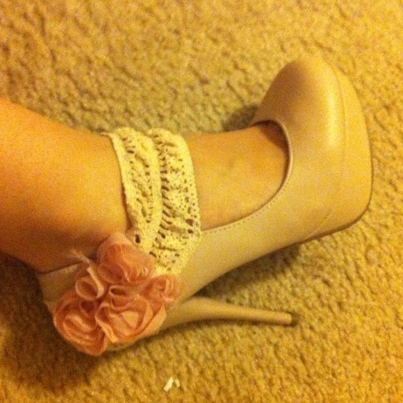 Girly Platform Heels - Picture 2 of 3