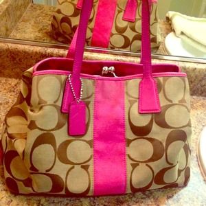 Authentic coach bag !! Large with lots of room :)