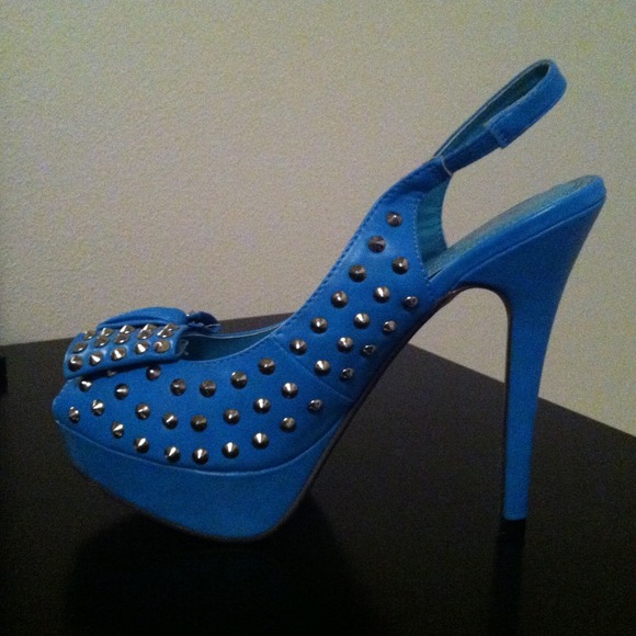 Shoes - Picture 2 of 4