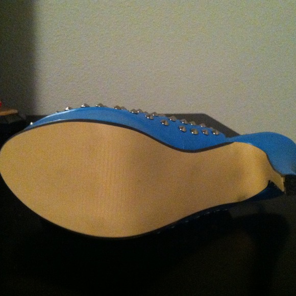 Shoes - Picture 3 of 4