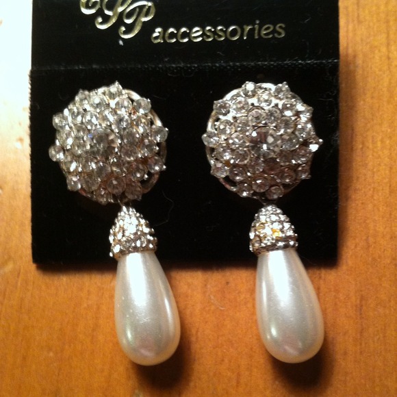 🔴Sold in bundle. Earrings