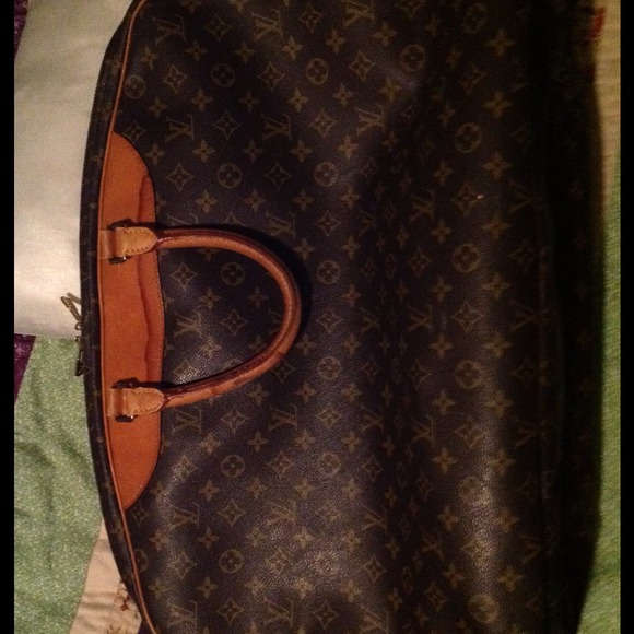 100% authentic Louis Vuitton Alize bag! More pics?
