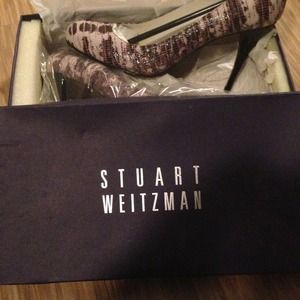 New in box Stuart Weitzman heals black/white Cute!