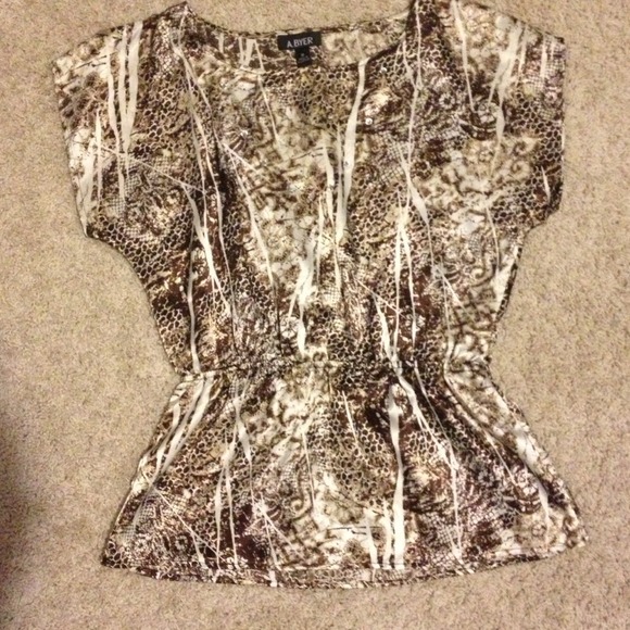 Scrunched waist shimmery brown and white print top