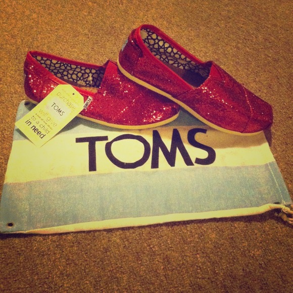Red sparkle toms