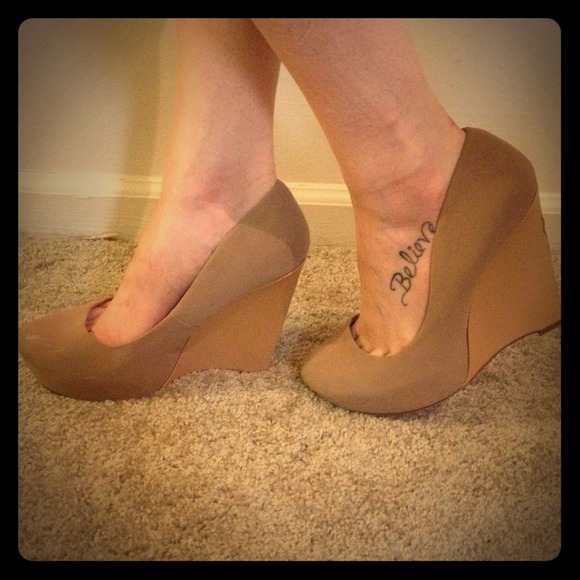 Size 10 Shoedazzle tan wedges