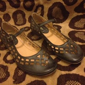 Volatile size 8 flats