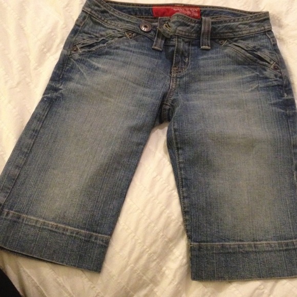 ••• Guess cropped jeans