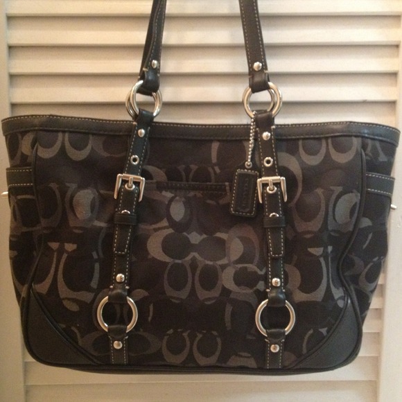 Authentic classic Coach tote bag with black wallet