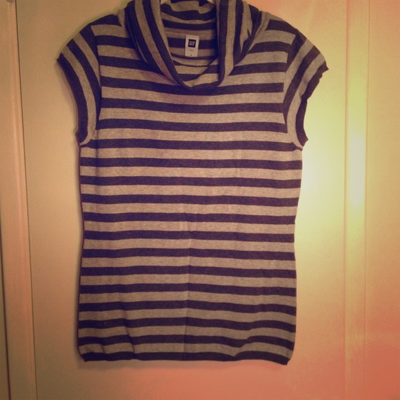 Short sleeve slouchy turtleneck sweater