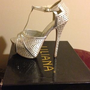 Liliana Silver Pumps