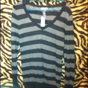 Gray and black sweater shrit