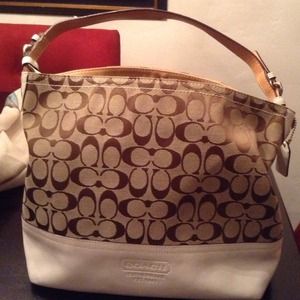 *HOLD* Classic, authentic Coach shoulder bag.