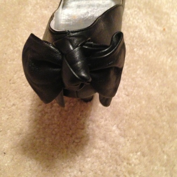 REDUCED!!! Black bebe pumps with bow on the back - Picture 2 of 3