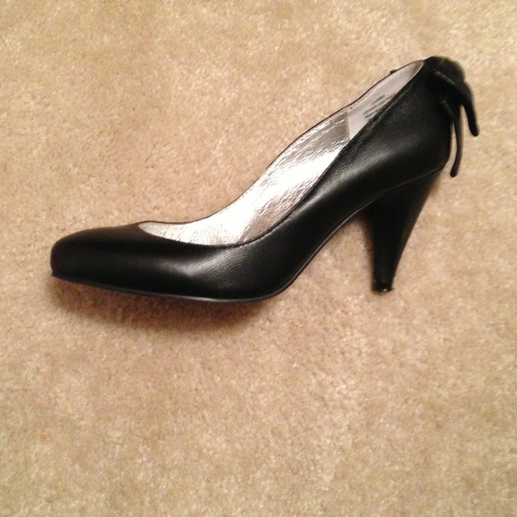 REDUCED!!! Black bebe pumps with bow on the back - Picture 3 of 3