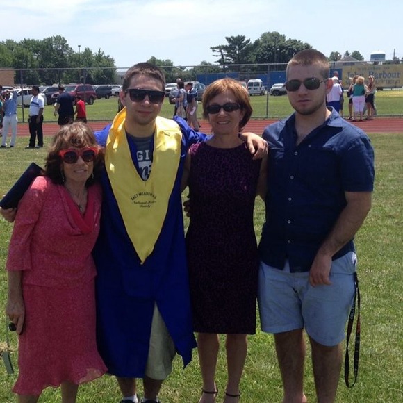 VINTAGE JEWELRY AND CLOTHING - Picture 7 of 16