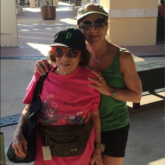 VINTAGE JEWELRY AND CLOTHING - Picture 9 of 16