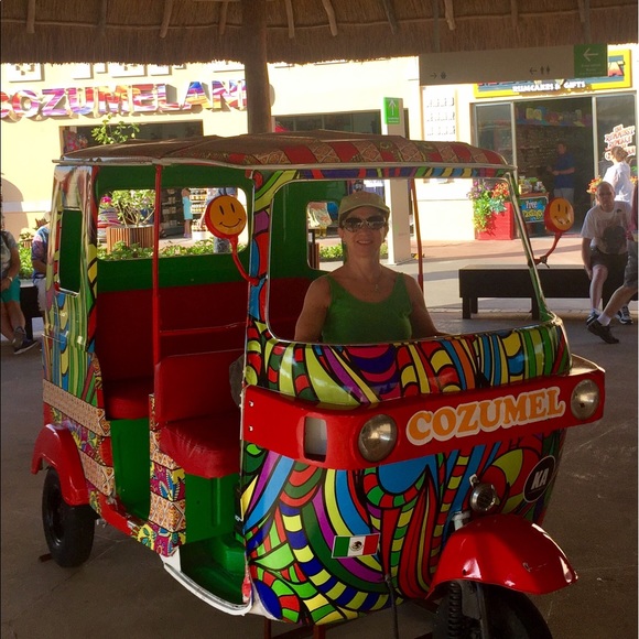 VINTAGE JEWELRY AND CLOTHING - Picture 10 of 16