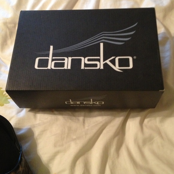SOLD😄!!!!!!Brand new leopard danskos!