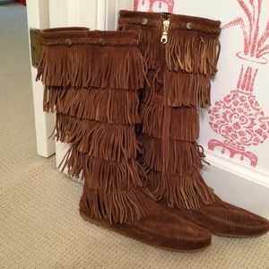 Minnetonka moccasin fringe boots size 10