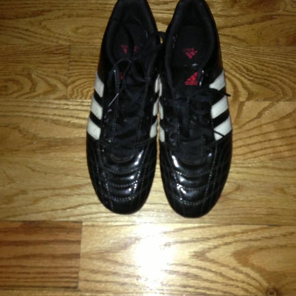 Soccer shoes - Picture 1 of 2