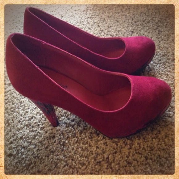 Red faux snake skin pump