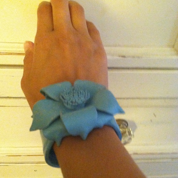 Distressed leather bracelet - Picture 2 of 3