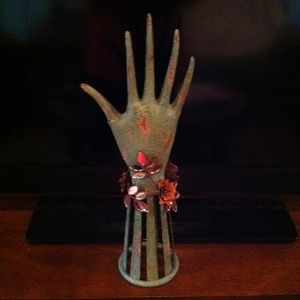Iron hand to display rings