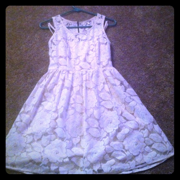 🚫Reserved🚫 White lace dress with exposed zipper❤