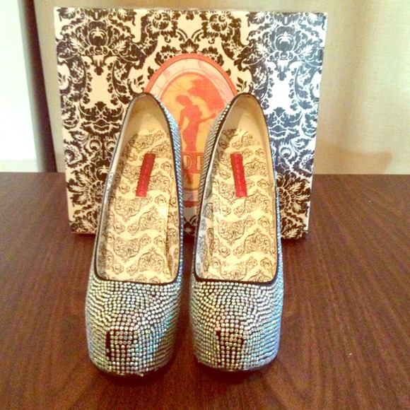 BORDELLO RHINESTONE PUMP