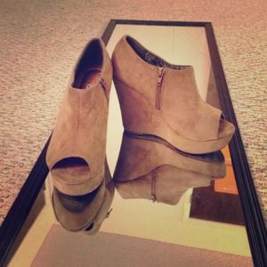 ❌ SOLD ❌Suede Peep toe wedges