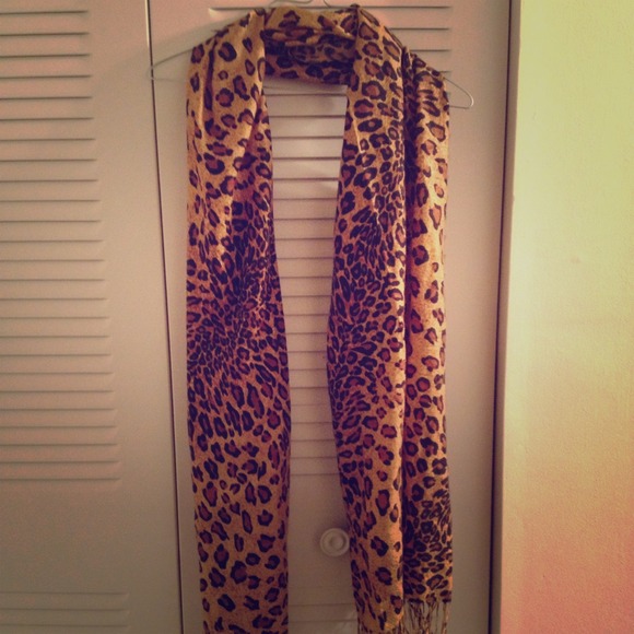 💢Sold💢&BUNDLEDAnimal Print Scarf - Picture 1 of 2