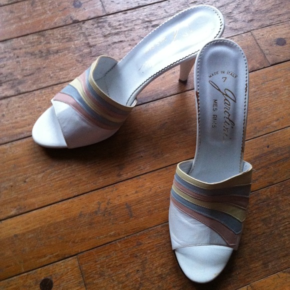 Vintage peep toe sandal!! Fabulous!