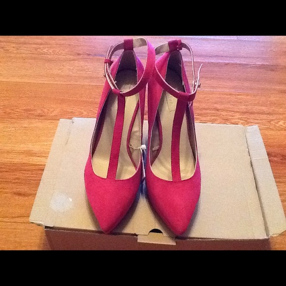 SOLD...Brand New wedge heels (pink)