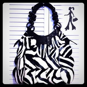 🔹Fun, Flirty Handbag with Circles