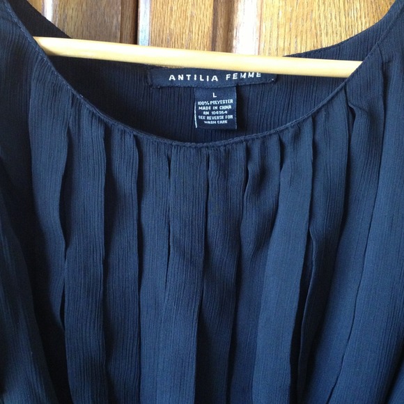 Black pleated puffed sleeve blouse. - Picture 2 of 4