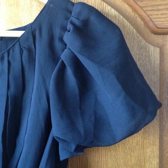 Black pleated puffed sleeve blouse. - Picture 3 of 4
