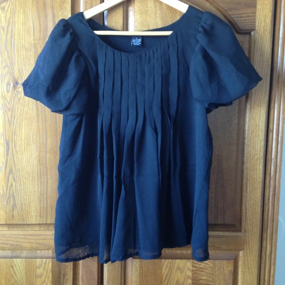 Black pleated puffed sleeve blouse. - Picture 4 of 4