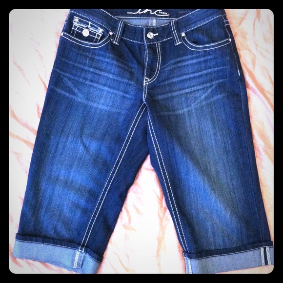 📌Bundled📌Denim capris with rhinestone buttoms