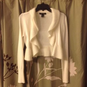 🌟Price Reduced🌟 WH/BM ruffled cream knit shrug