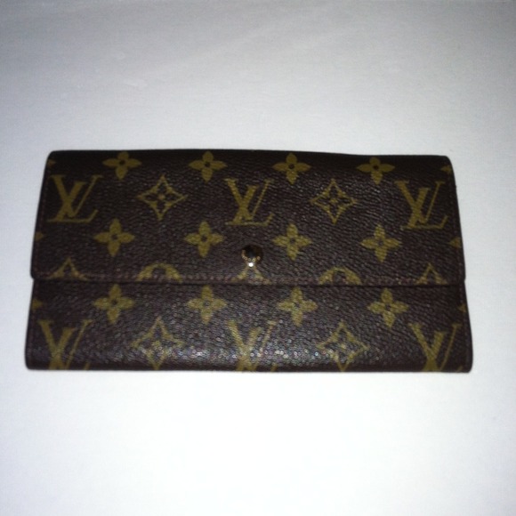 It's Louis Vuitton wallet