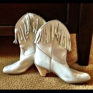 RESERVED Super cute white cowgirl booties