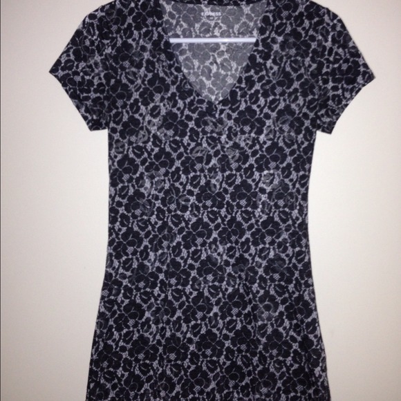 🚫SOLD in Bundle🚫Express lace print V-neck