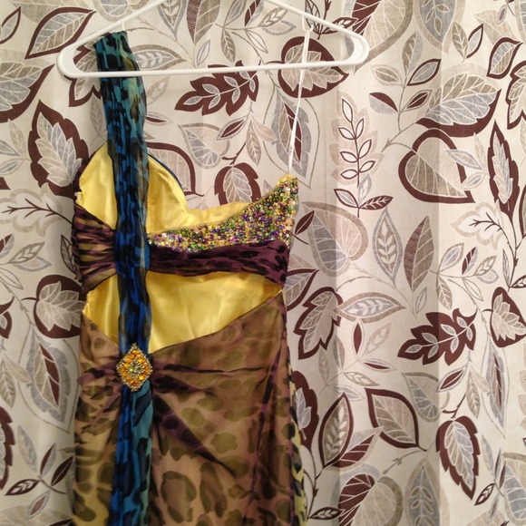 Prom dress - Picture 2 of 4