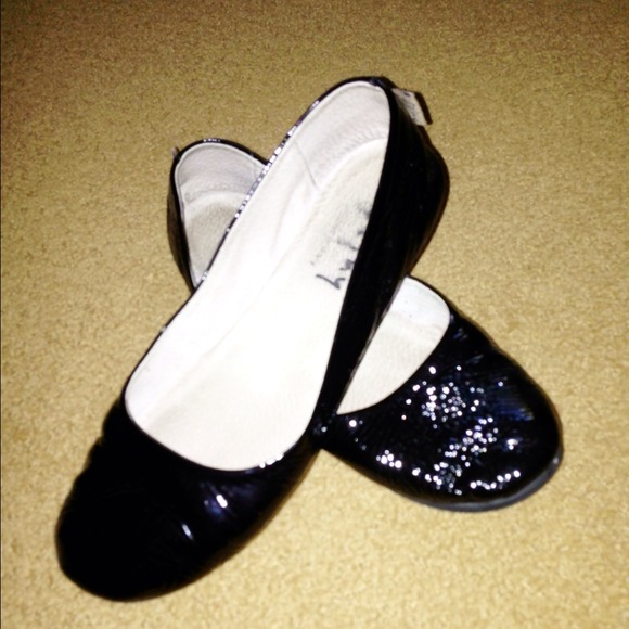 Crinkly black patent leather ballet flats